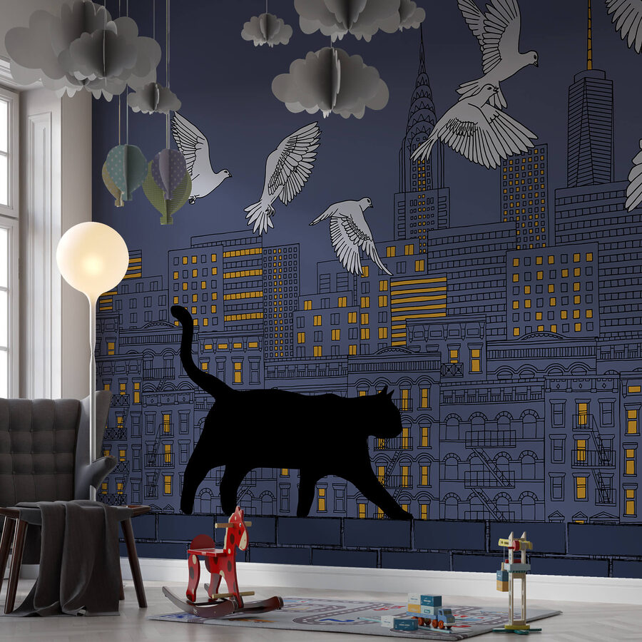 Katze, die auf einer Mauer läuft, während am Himmel Vögel fliegen