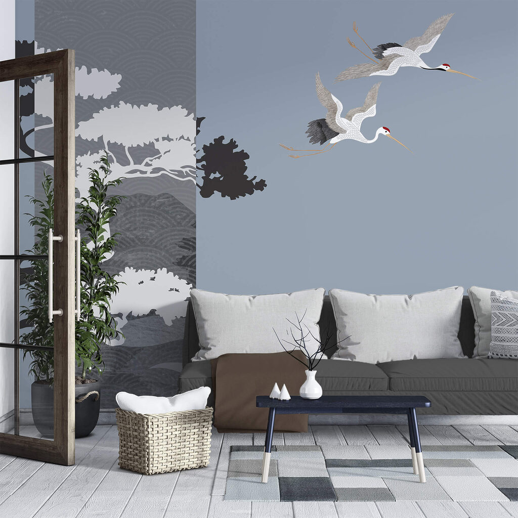 Ein paar Kraniche fliegen neben einem Baum Ein paar Kraniche fliegen neben einem Baum