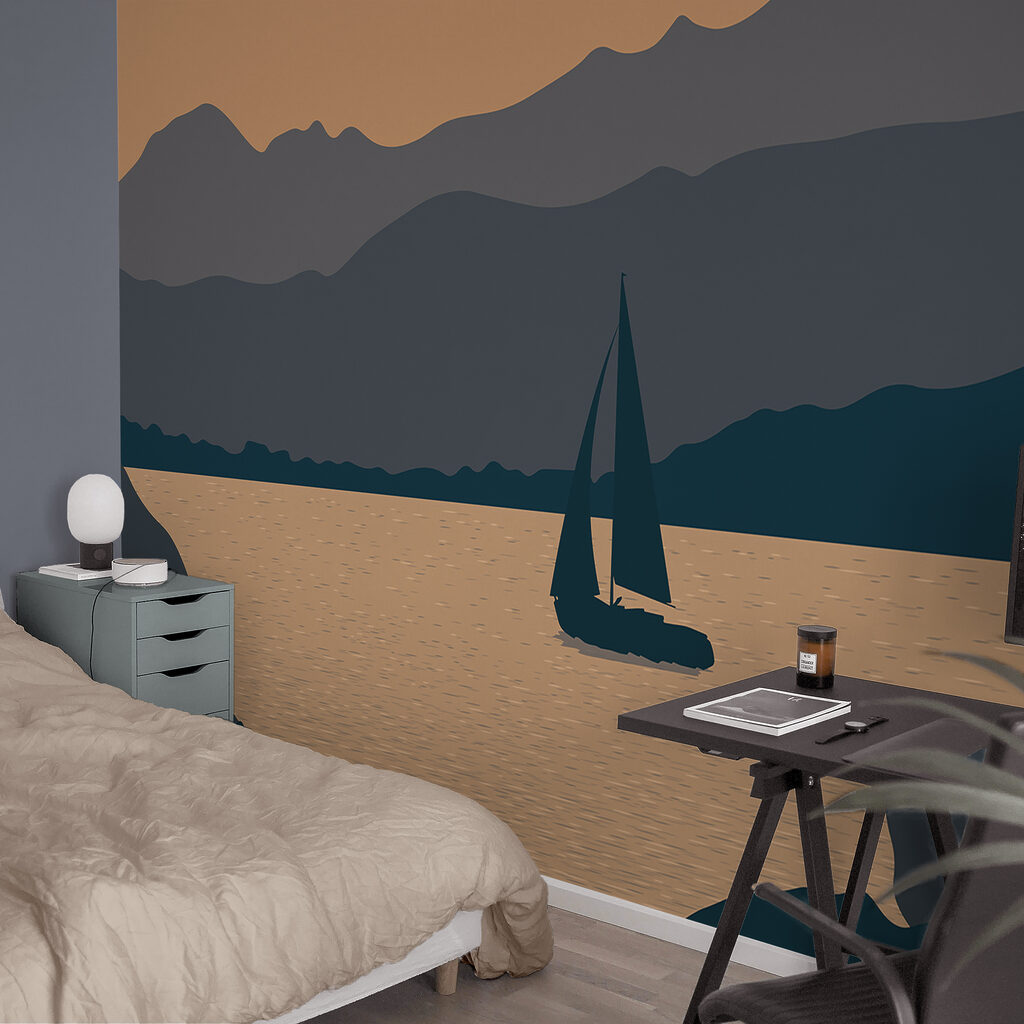 Segelboot auf dem Wasser mit Bergen im Hintergrund