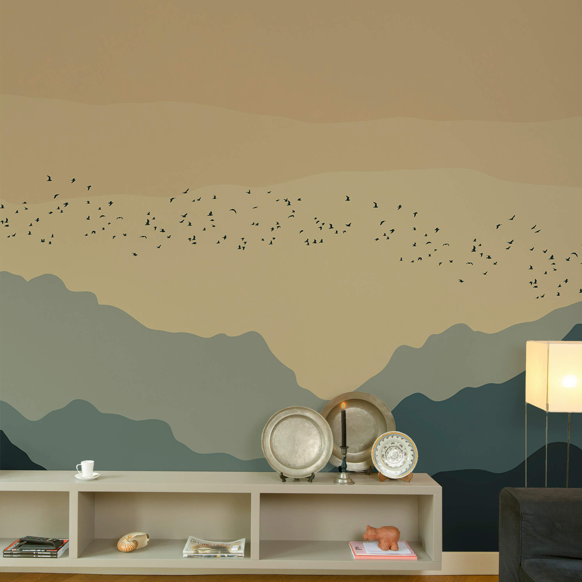 Gruppe von Vögeln fliegt über Berge Gruppe von Vögeln fliegt über Berge