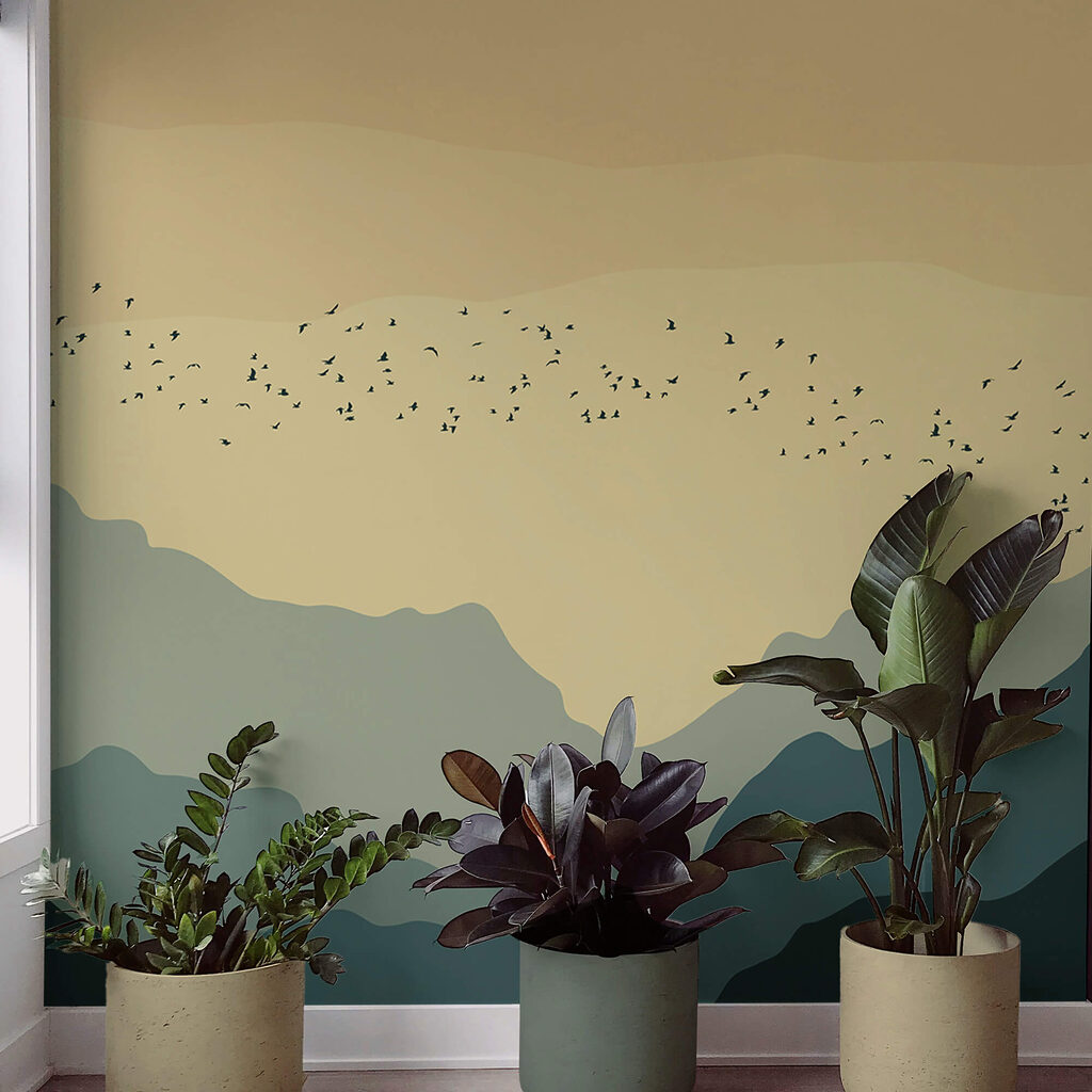 Gruppe von Vögeln fliegt über Berge Gruppe von Vögeln fliegt über Berge