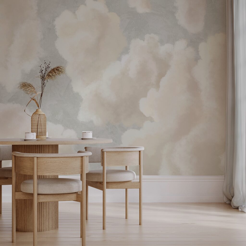 Sanfte Wolken treiben in einem heiteren Himmel