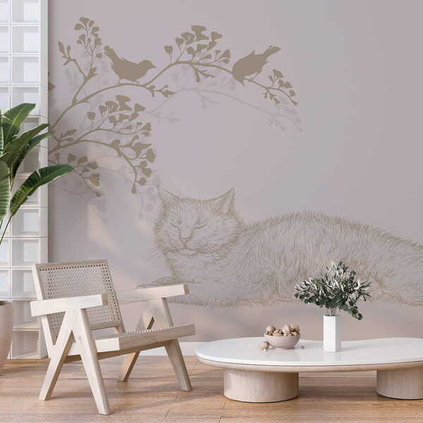 Katze auf einem Ast liegend