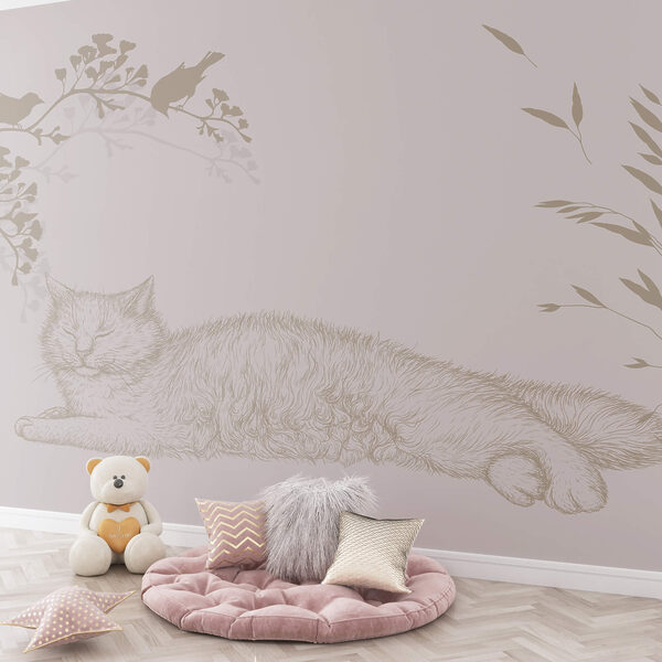 Katze auf einem Ast liegend