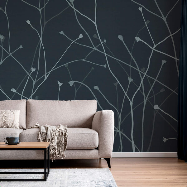 Zarte Zweige vor dunklem Hintergrund