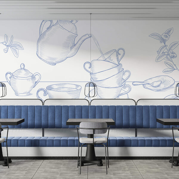 Teekanne, die in einen Stapel Teetassen gießt Teekanne, die in einen Stapel Teetassen gießt