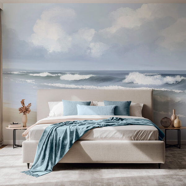 Strand mit Wellen, die an die Küste schlagen