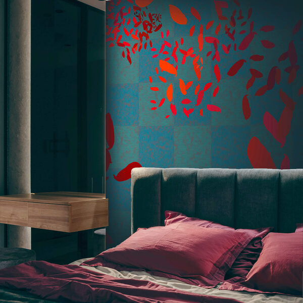 Rote Blätter auf blauem Hintergrund