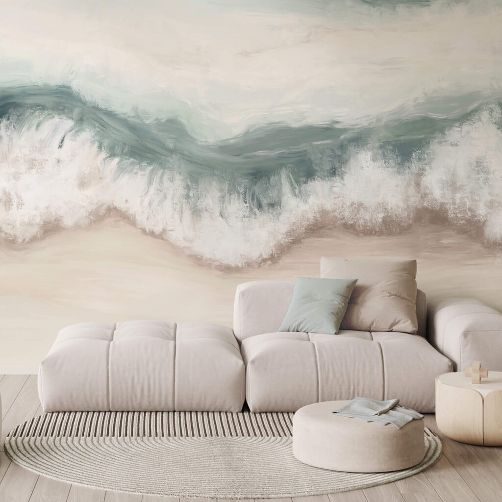 Welle, die an einem Strand bricht