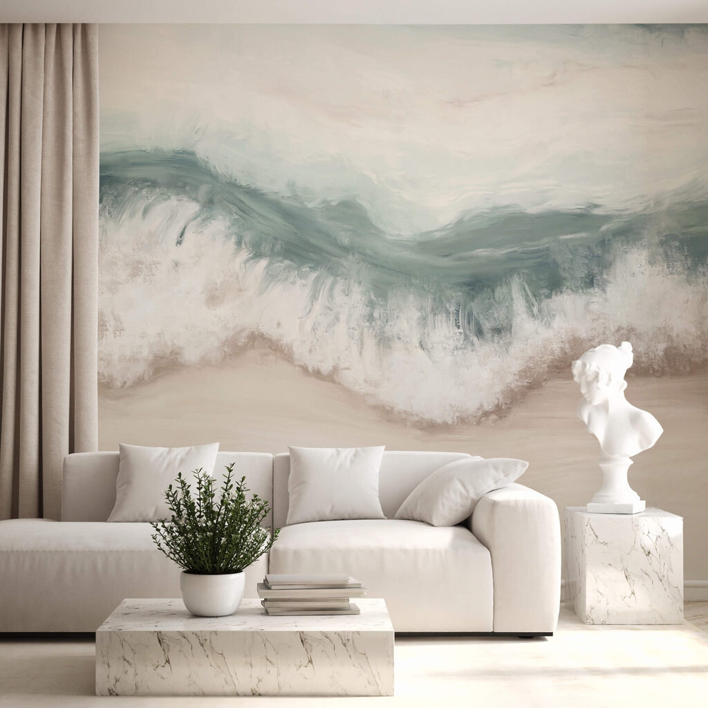 Welle, die an einem Strand bricht