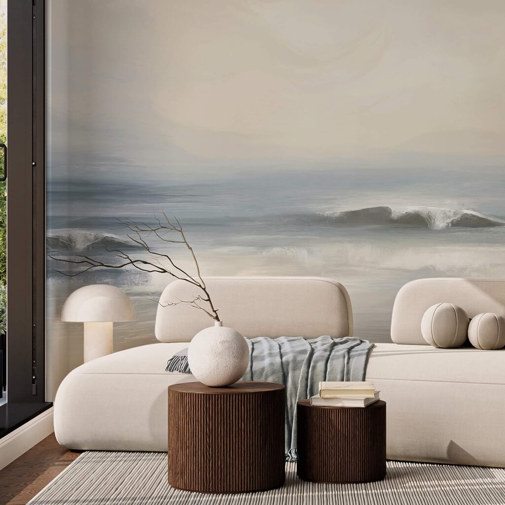 Wellen, die an einem Strand brechen Wellen, die an einem Strand brechen