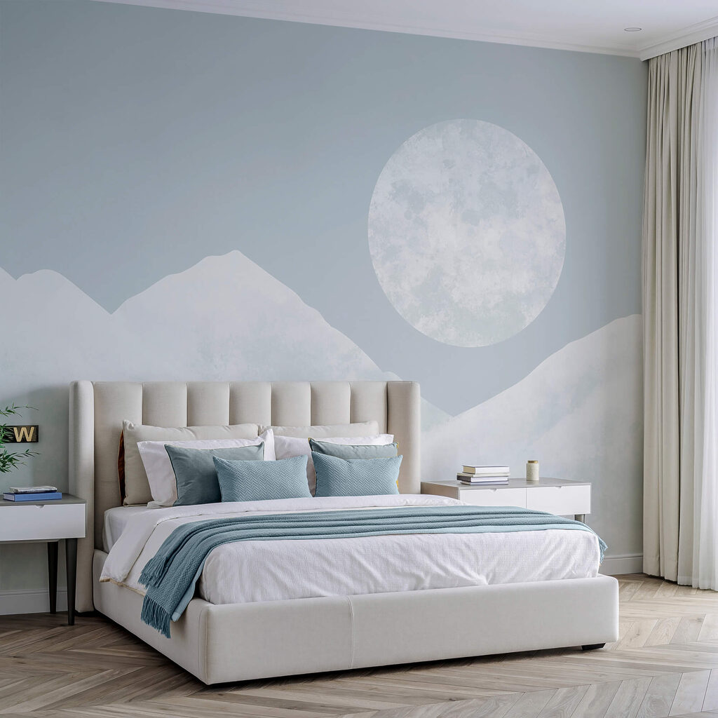 Der Mond über einem schneebedeckten Berg