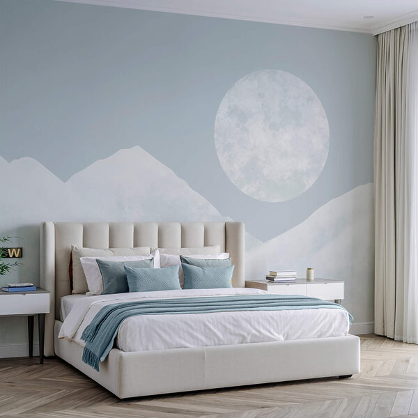 Der Mond über einem schneebedeckten Berg