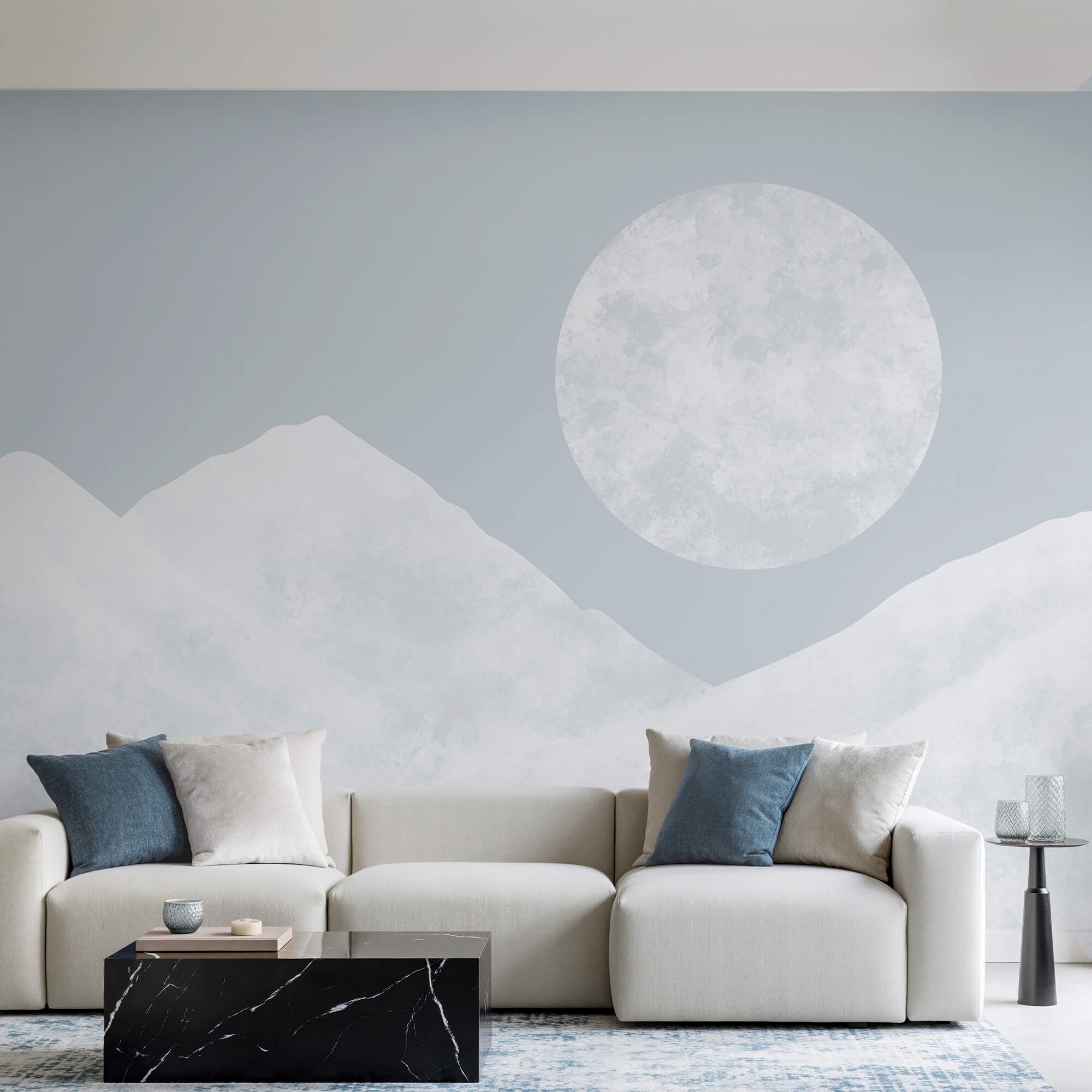 Der Mond über einem schneebedeckten Berg