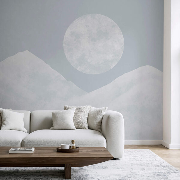 Der Mond über einem schneebedeckten Berg