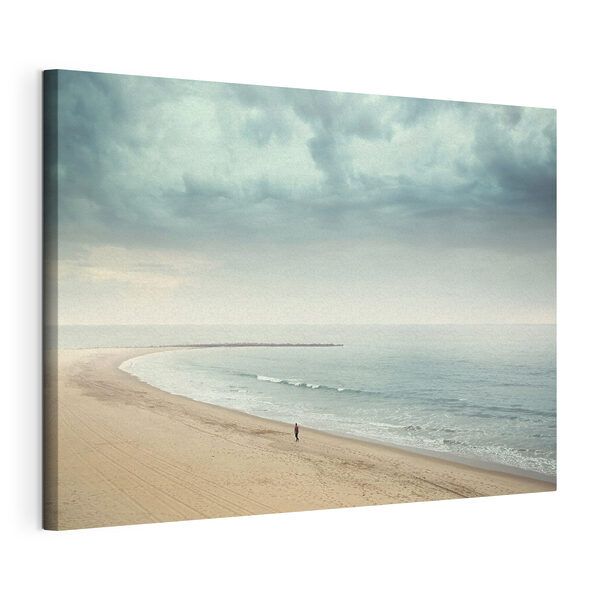 Eine Person, die an einem Strand spazieren geht Wandbilder Eine Person, die an einem Strand spazieren geht