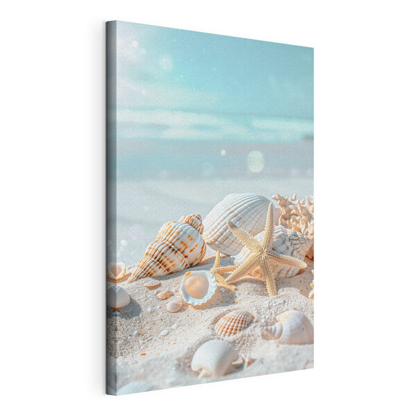 Eine Gruppe von Muscheln und Seesternen auf Sand Wandbilder Eine Gruppe von Muscheln und Seesternen auf Sand