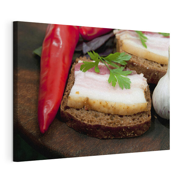 Ein Stück Brot mit Speck und Petersilie darauf Wandbilder Ein Stück Brot mit Speck und Petersilie darauf