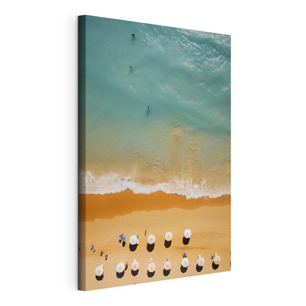 Gruppe von Menschen an einem Strand mit Sonnenschirmen Wandbilder Gruppe von Menschen an einem Strand mit Sonnenschirmen