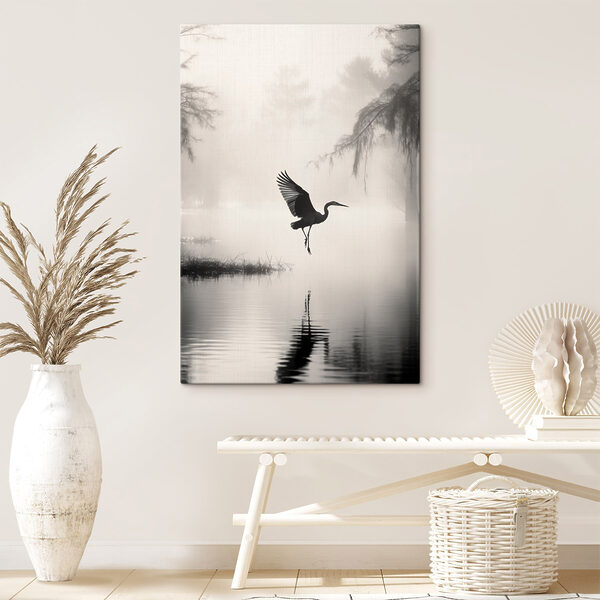 Wandbilder Ein Vogel, der über dem Wasser fliegt