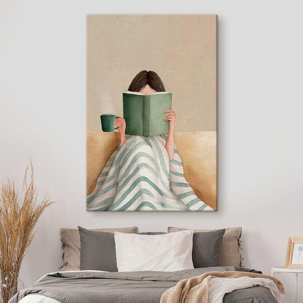 Frau, die ein Buch liest und eine Tasse in der Hand hält Wandbilder Frau, die ein Buch liest und eine Tasse in der Hand hält