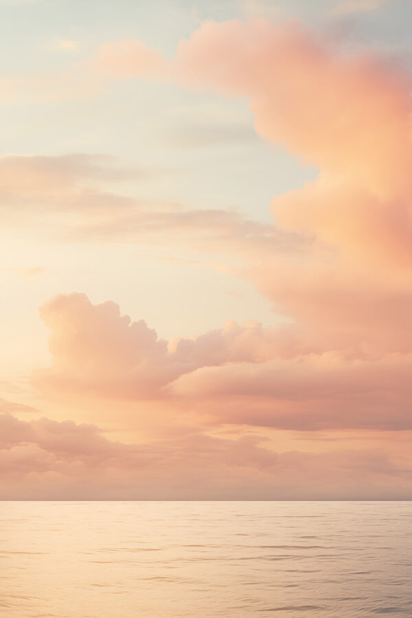 Gewässer mit Wolken am Himmel Gewässer mit Wolken am Himmel