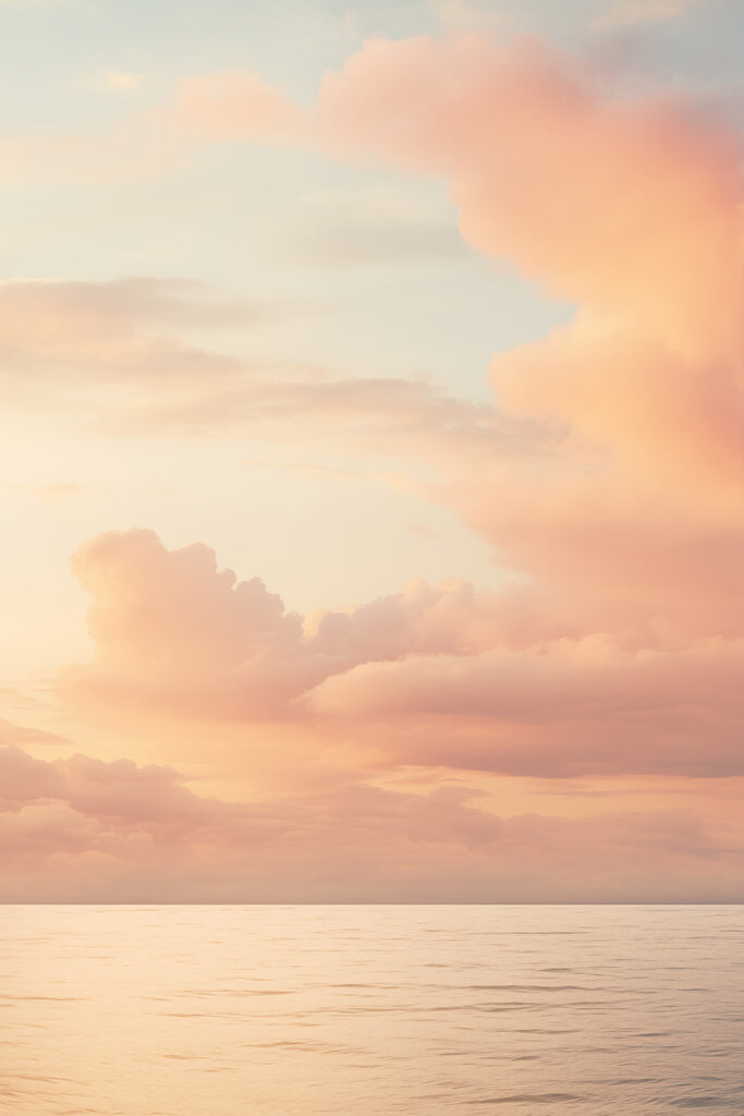 Gewässer mit Wolken am Himmel Gewässer mit Wolken am Himmel