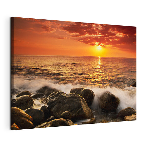 Ein Sonnenuntergang über einem felsigen Strand Wandbilder Ein Sonnenuntergang über einem felsigen Strand