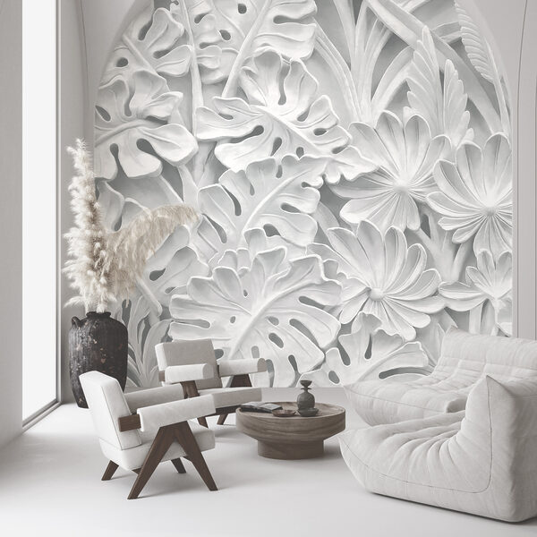 Weiße Wand mit Blumen und Blättern
