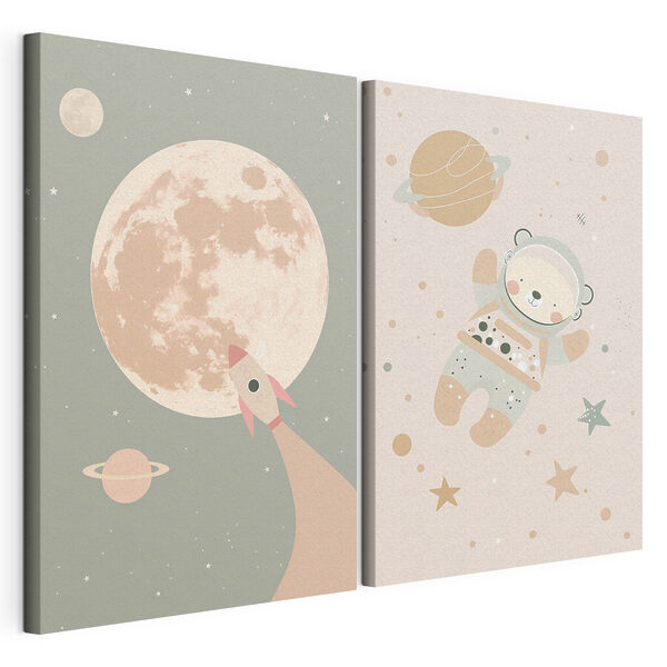 Zwei Poster mit einem Bären und einer Rakete im Weltraum Modularer Leinwanddruck Zwei Poster mit einem Bären und einer Rakete im Weltraum