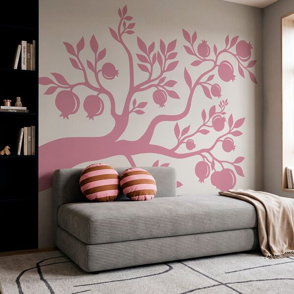 Baum mit rosa Zweigen und Früchten