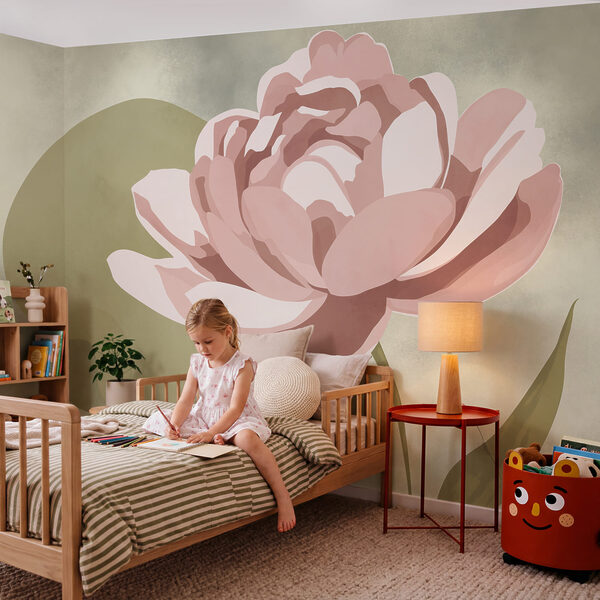 Rosa Blume mit grünen Blättern