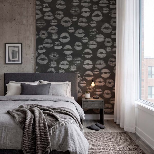 Fototapeten Schwarz-weißer Hintergrund mit Lippenstiftabdrücken (Artikelnummer: t01086) Fototapeten Schwarz-weißer Hintergrund mit Lippenstiftabdrücken (Artikelnummer: t01086)